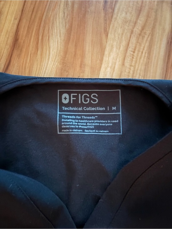 Figs Tops - FIGS Black V‑Neck Technical Scrub Top